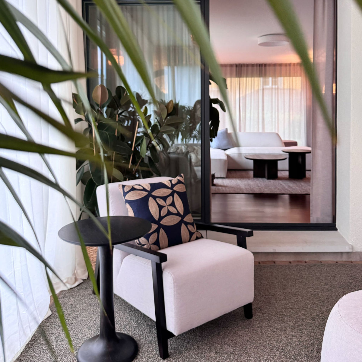 ÉTAUDORÉ Lianna side table and Reuss armchair in the winter garden of the ÉTAUDORÉ showroom in Thalwil