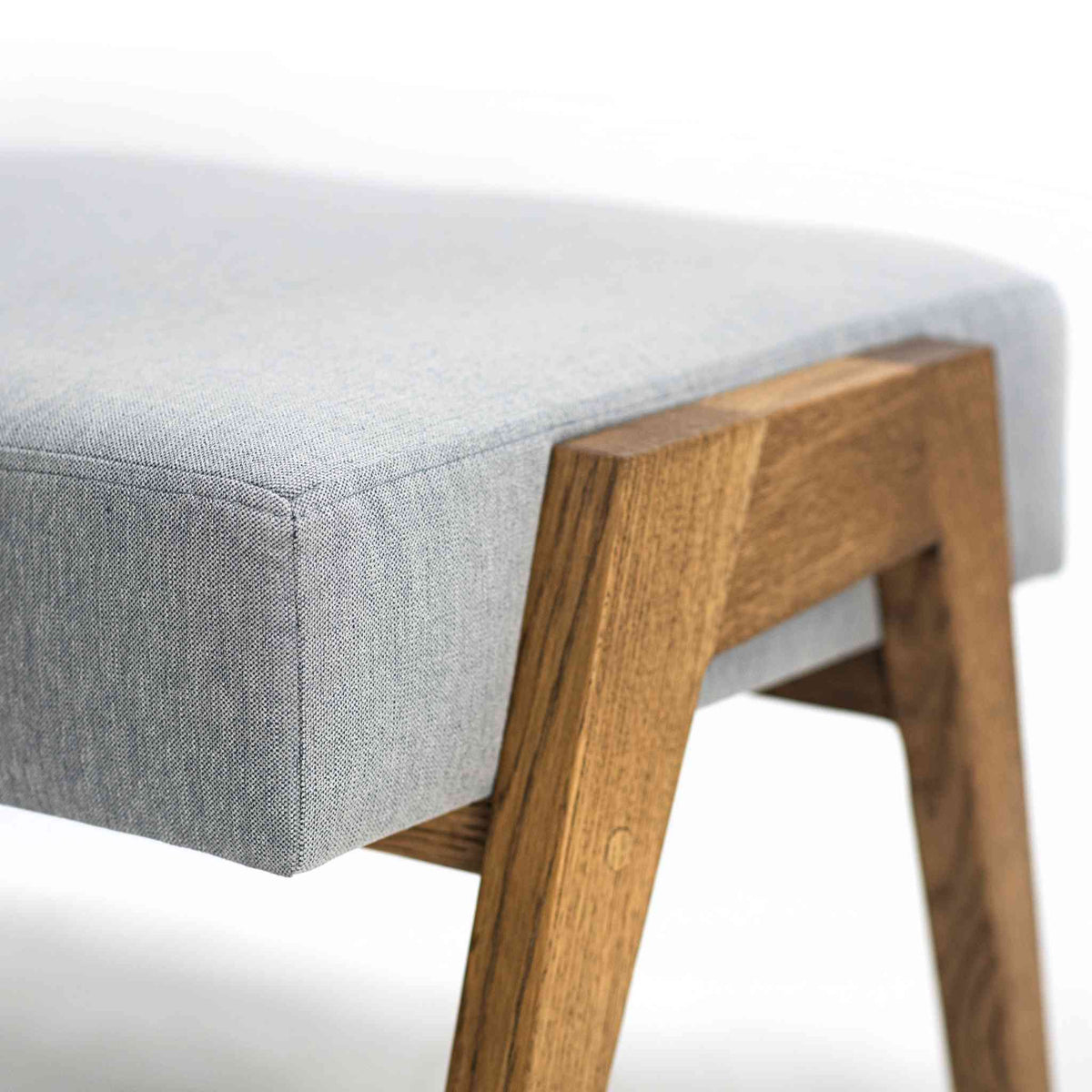 Details of the ÉTAUDORÉ Parsenn footrest made of solid oak wood with high quality light ash gray upholstery